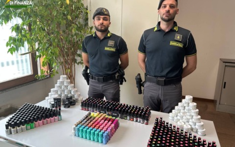 Smalti e gel per unghie contenenti sostanze vietate, maxi sequestro della Guardia di Finanza di Lodi