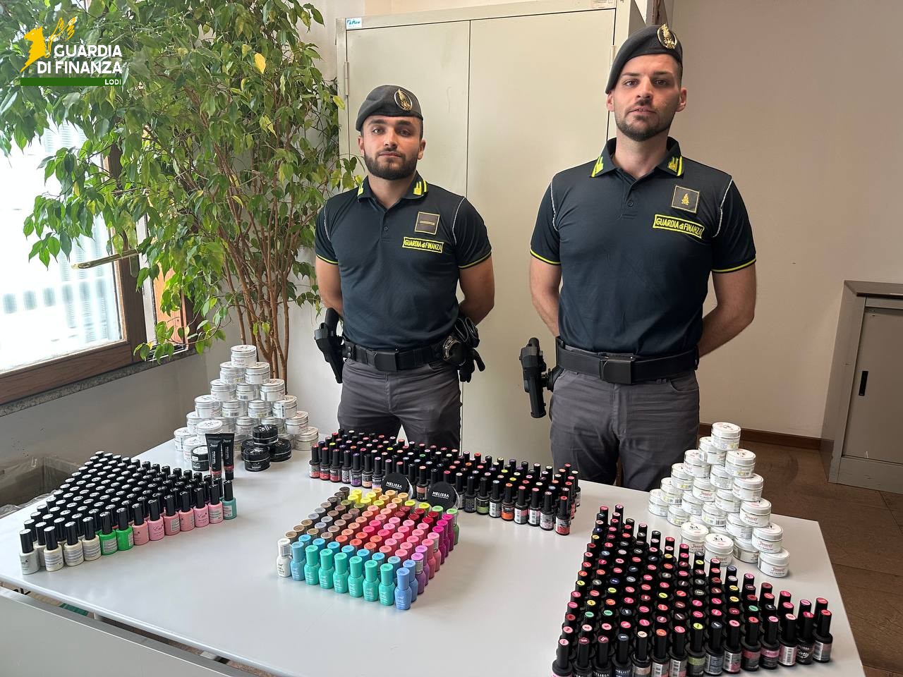 Smalti e gel per unghie contenenti sostanze vietate, maxi sequestro della Guardia di Finanza di Lodi