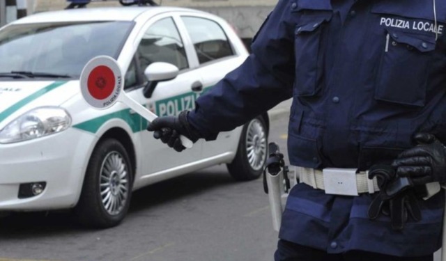 Guida senza patente e assicurazione a Casalpusterlengo: sanzione da 7.000 euro