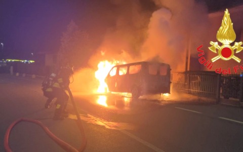 Rogo nella notte: furgone avvolto dalle fiamme. Le cause per ora sono un mistero