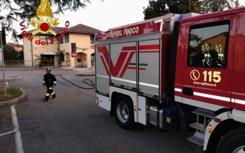 Allarme bomba e assalto al bancomat, Vigili del Fuoco e artificieri sul posto