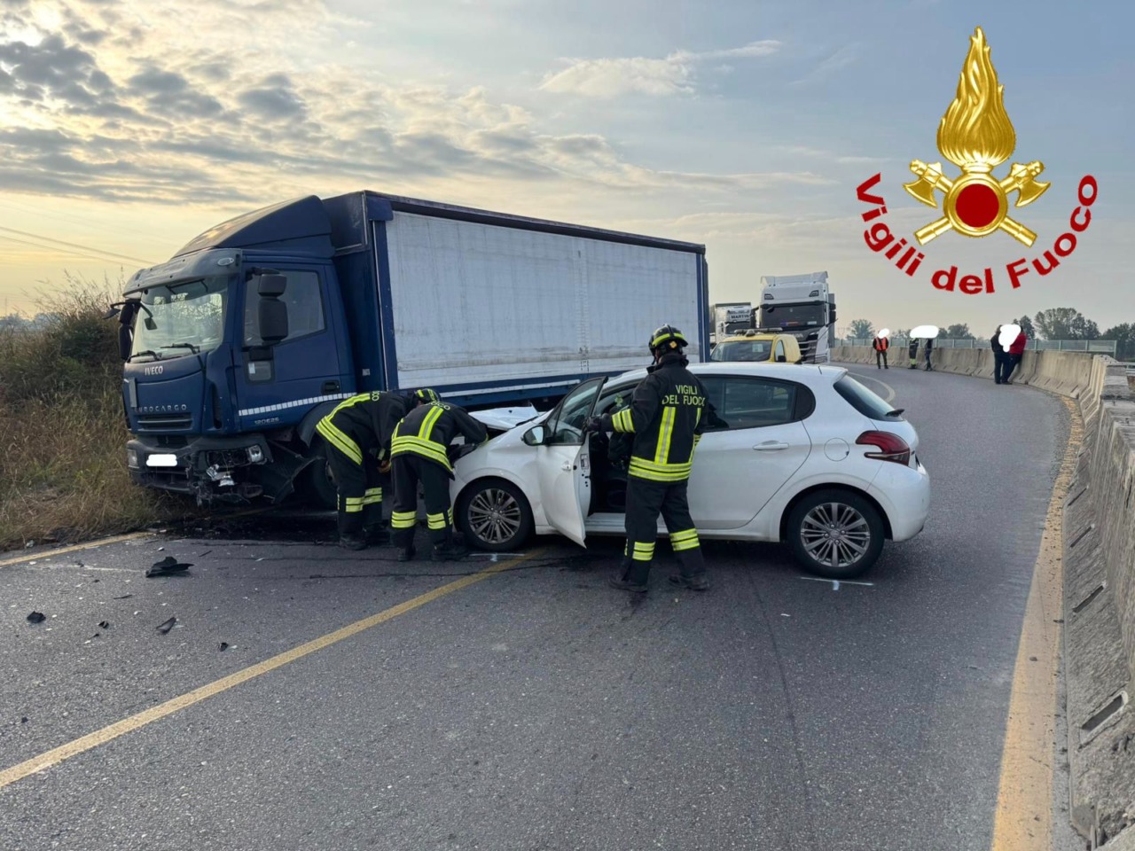 Scontro frontale tra camion e auto sulla statale Emilia, soccorsi due feriti