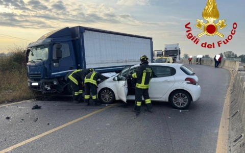 Scontro frontale tra camion e auto sulla statale Emilia, soccorsi due feriti