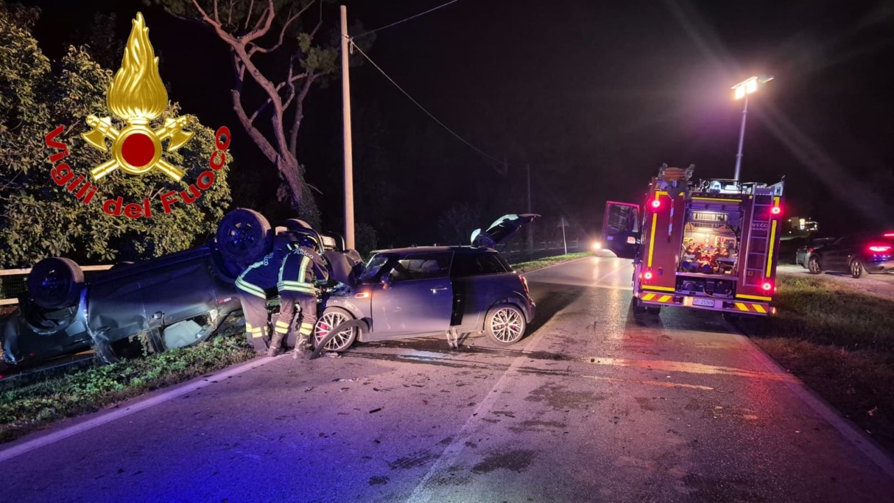 Auto ribaltata dopo il violento scontro, necessario il trasporto in elisoccorso per uno dei feriti