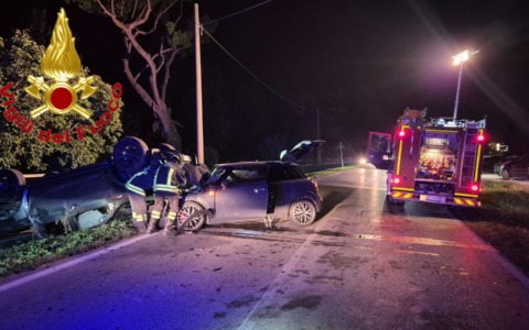 Auto ribaltata dopo il violento scontro, necessario il trasporto in elisoccorso per uno dei feriti
