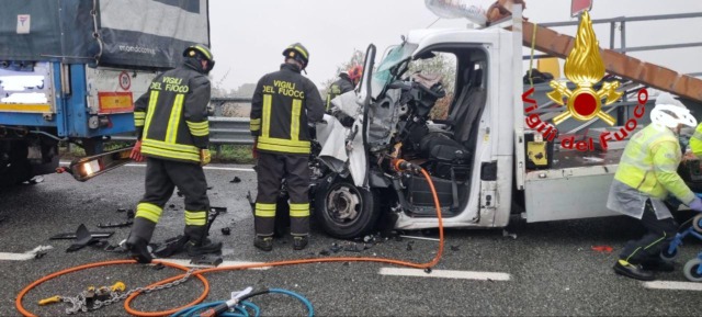 Scontro tra mezzi pesanti sulla A58: tre feriti, uno in gravi condizioni