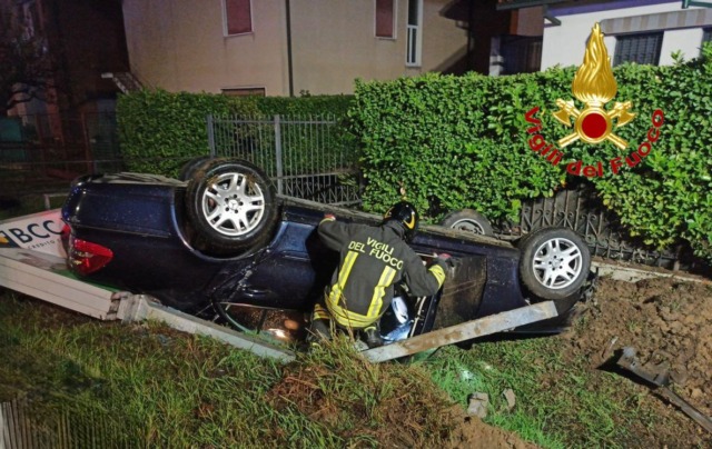 Perde il controllo del mezzo e si ribalta fuori strada: soccorsa una 20enne