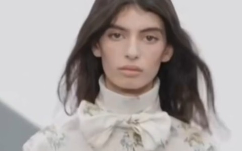 Matilde Lucidi debutta in passerella: la figlia di Bianca Balti sfila per Dior