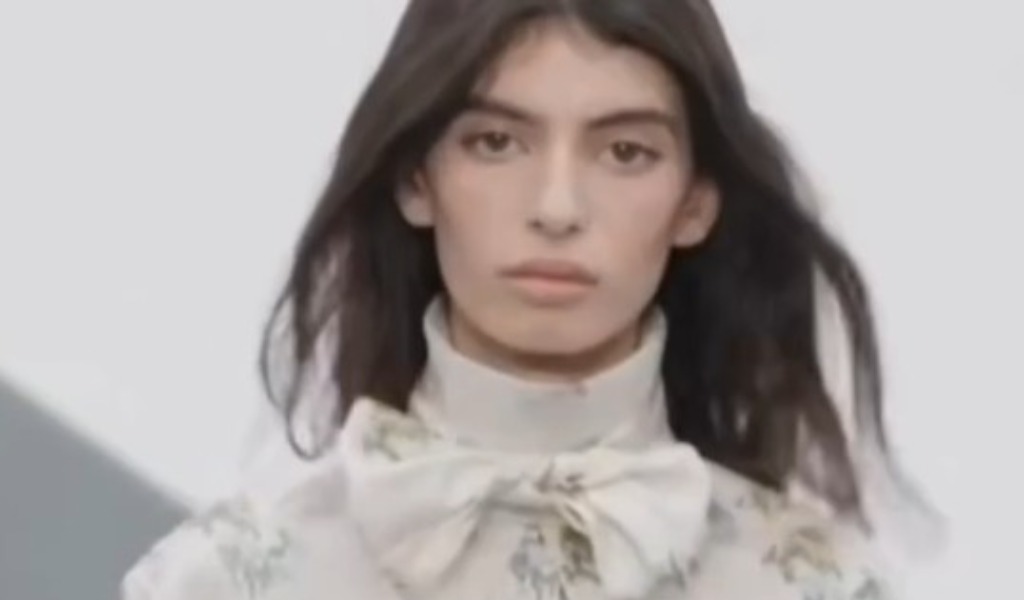 Matilde Lucidi debutta in passerella: la figlia di Bianca Balti sfila per Dior