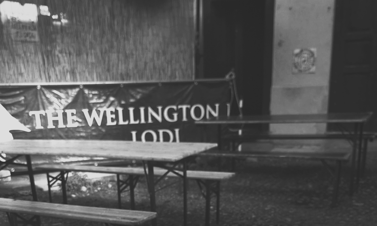 “No astemi, no fighetti, no Sionisti”: l’annuncio di lavoro di The Wellington Pub scatena la polemica