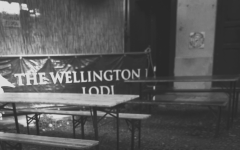 “No astemi, no fighetti, no Sionisti”: l’annuncio di lavoro di The Wellington Pub scatena la polemica