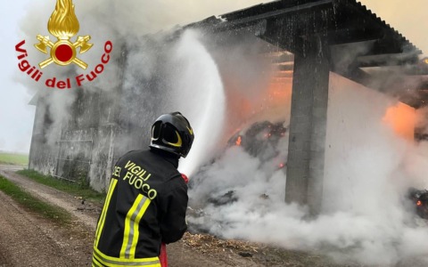 Incendio in cascina a Borghetto Lodigiano: a fuoco 200 rotoballe e il capannone adibito a deposito