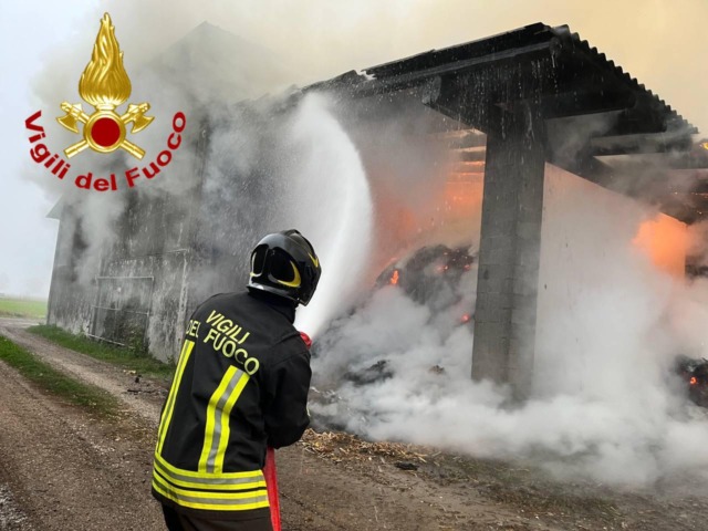 Incendio in cascina a Borghetto Lodigiano: a fuoco 200 rotoballe e il capannone adibito a deposito