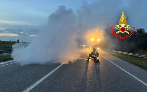 Furgone a Gpl in fiamme a Salerano, strada chiusa per un’ora