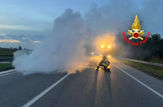 Furgone a Gpl in fiamme a Salerano, strada chiusa per un’ora