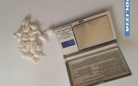 Scarcerato lo scorso gennaio, viene sorpreso con 21 dosi di cocaina nascoste nel comodino