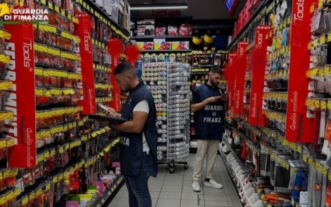 Oltre 11mila prodotti non conformi, maxi sequestro della Guardia di Finanza a Lodi