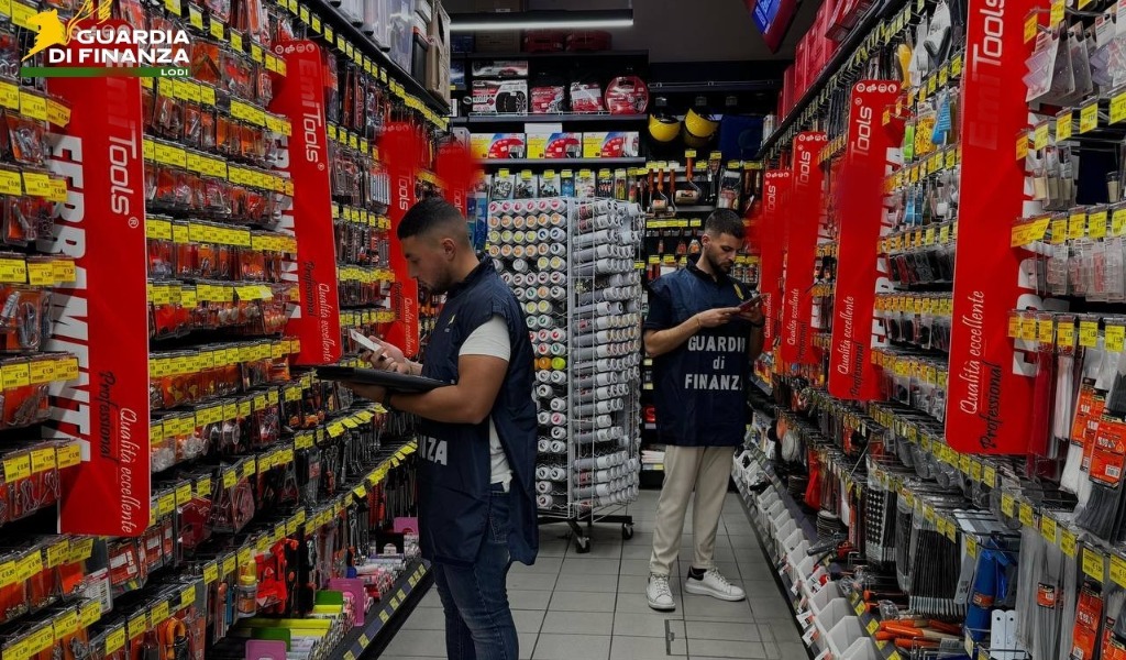 Oltre 11mila prodotti non conformi, maxi sequestro della Guardia di Finanza a Lodi