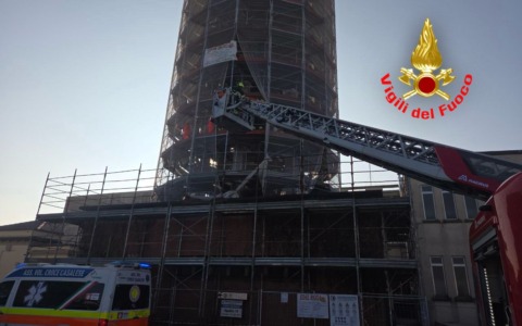 Precipitato sul piano inferiore del ponteggio, soccorso operaio 48enne