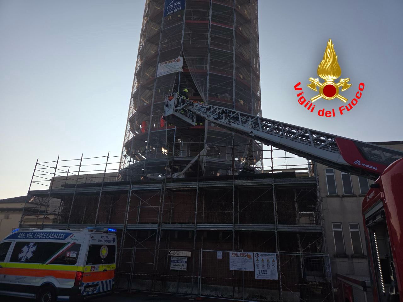 Precipitato sul piano inferiore del ponteggio, soccorso operaio 48enne