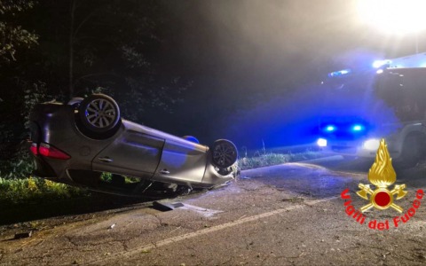 Perde il controllo del veicolo e finisce fuori strada: 21enne in ospedale