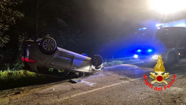 Perde il controllo del veicolo e finisce fuori strada: 21enne in ospedale