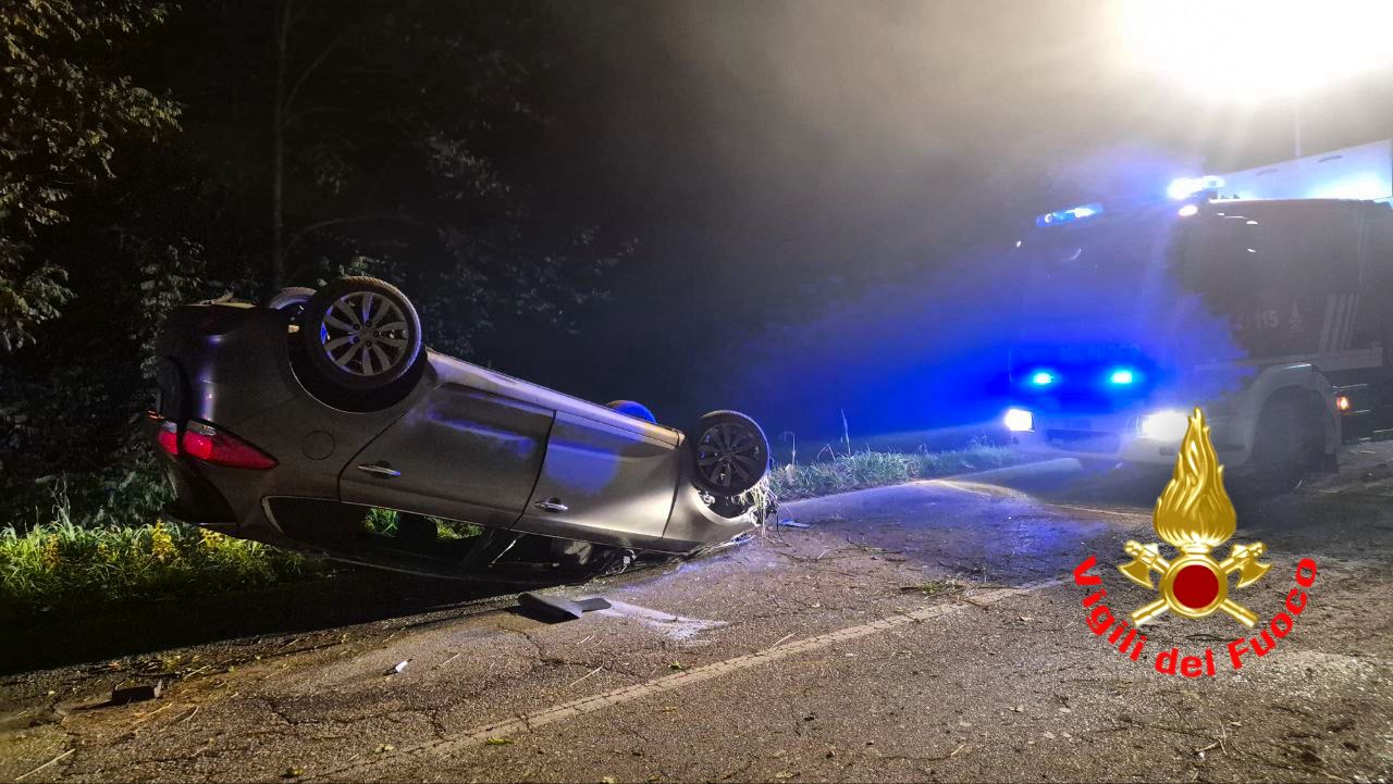 Perde il controllo del veicolo e finisce fuori strada: 21enne in ospedale