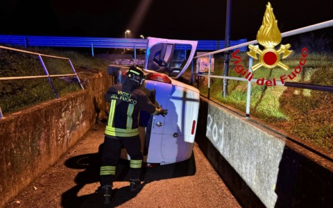 Perde il controllo del veicolo e finisce nel sottopasso pedonale: 25enne in ospedale