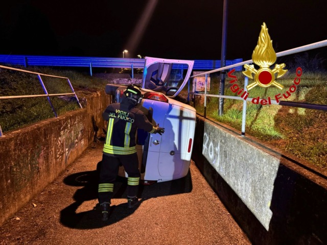 Perde il controllo del veicolo e finisce nel sottopasso pedonale: 25enne in ospedale