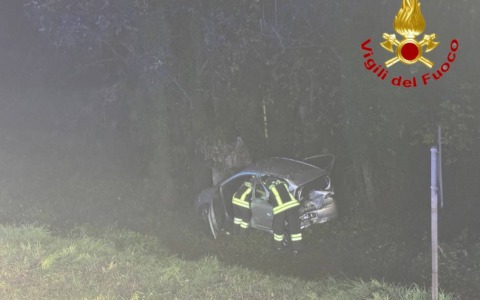 Incidente nella notte sulla provinciale 140: sette giovani coinvolti, uno elitrasportato