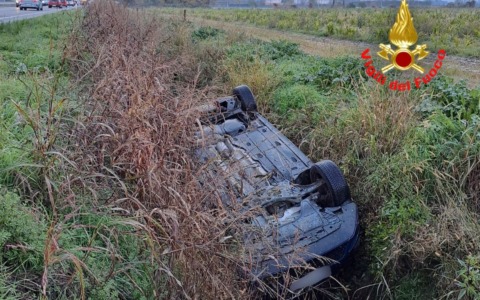 Incidente stradale a Tavazzano, 27enne finisce fuori strada in via Emilia