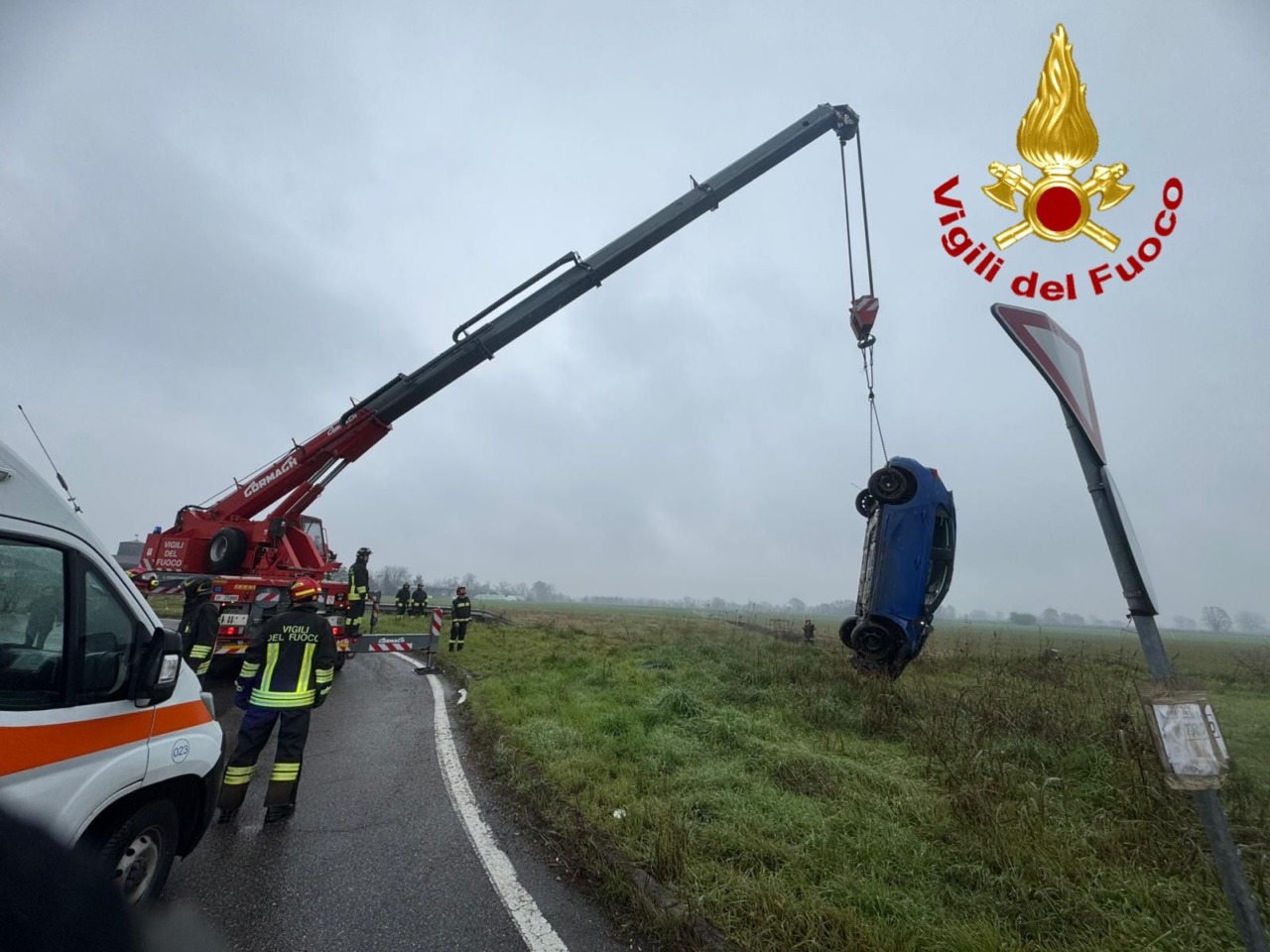 Perde il controllo dell’auto e finisce contro il guard rail: ferite due 12enni