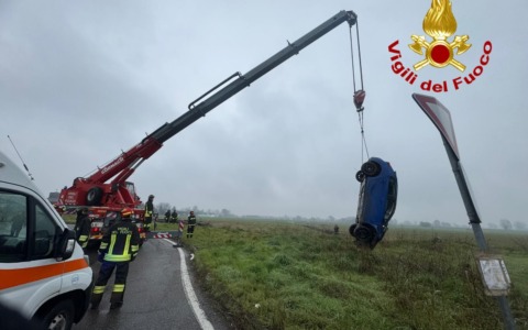 Perde il controllo dell’auto e finisce contro il guard rail: ferite due 12enni