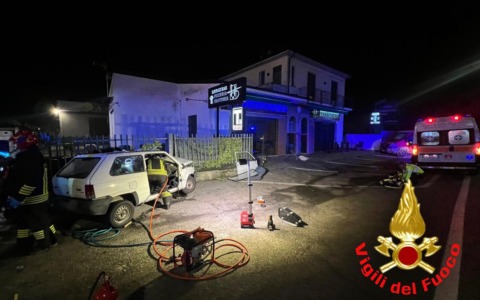 Perde il controllo del veicolo e finisce contro la recinzione: tre giovani feriti