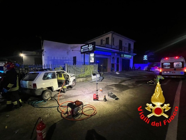 Perde il controllo del veicolo e finisce contro la recinzione: tre giovani feriti