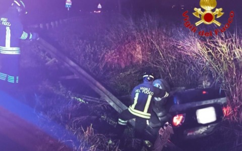 Auto esce di strada e si ribalta in un fossato a Pieve Fissiraga: ferito 45enne