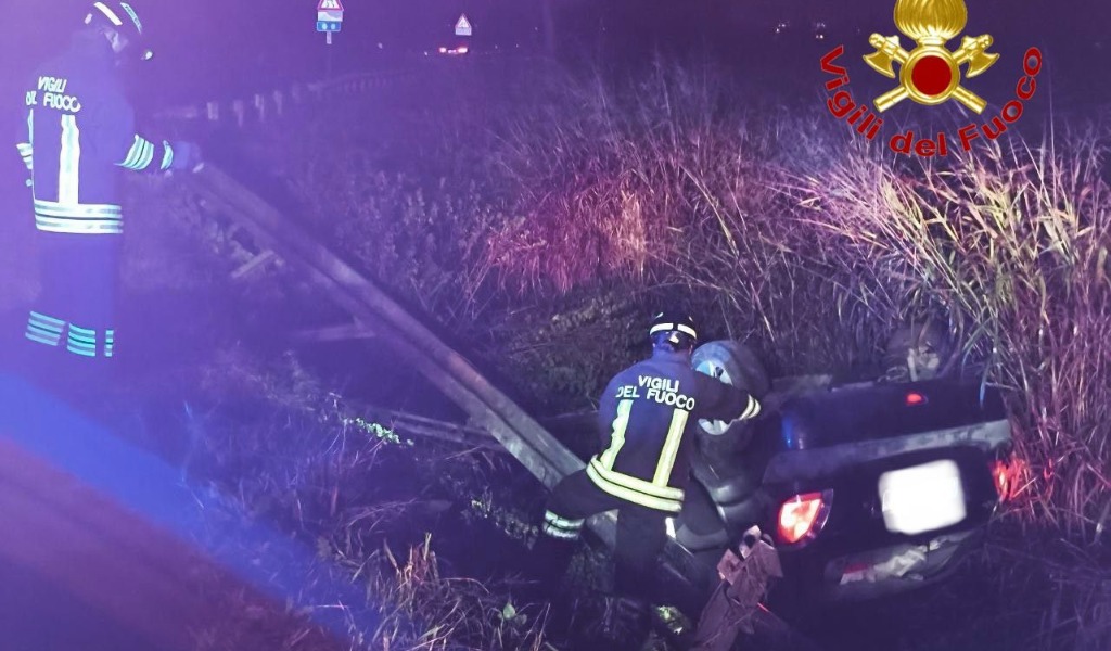 Auto esce di strada e si ribalta in un fossato a Pieve Fissiraga: ferito 45enne