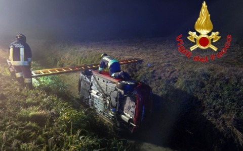Esce di strada e finisce ribaltata in un fosso, 39enne incastrata nell’abitacolo