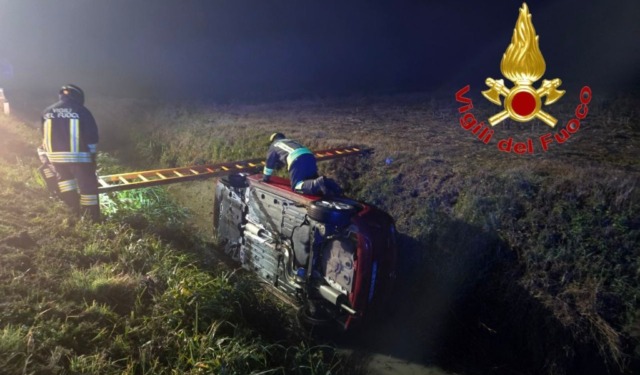 Esce di strada e finisce ribaltata in un fosso, 39enne incastrata nell’abitacolo