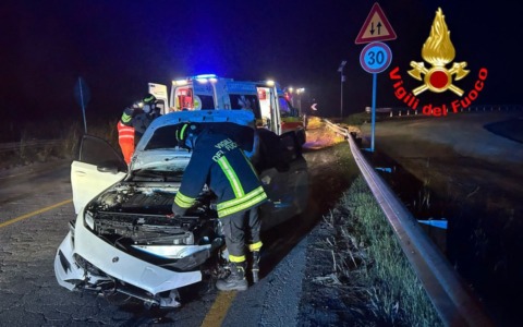 Schianto in auto contro il guard rail sulla via Emilia: due ragazzi incastrati nell’abitacolo