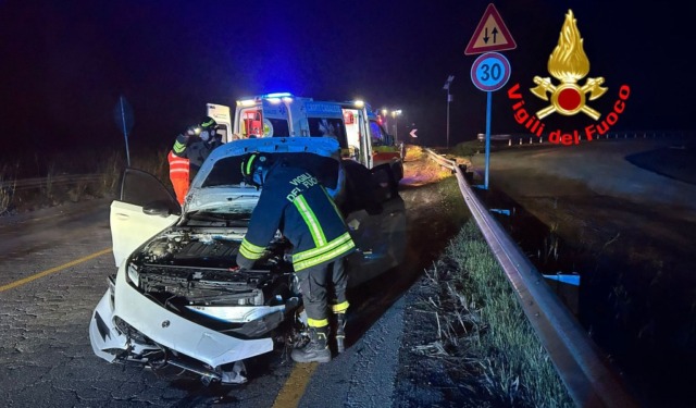 Schianto in auto contro il guard rail sulla via Emilia: due ragazzi incastrati nell’abitacolo