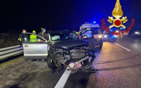 Incidente in A1: perde il controllo dell’auto e si schianta contro il guard rail
