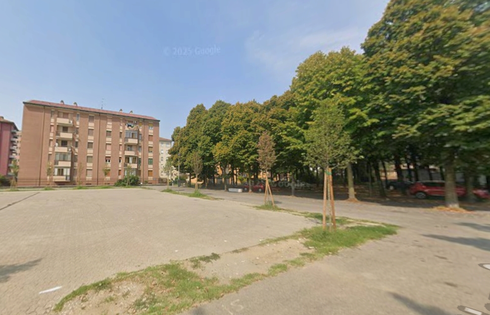 Uno scorcio di piazza Omegna, dove il 60enne è stato trovato senza vita (clicca sull'immagine per navigare nella mappa)