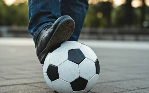 Lancia pallonate contro le vetrate di un locale poi aggredisce il proprietario, DACUR per un 17enne