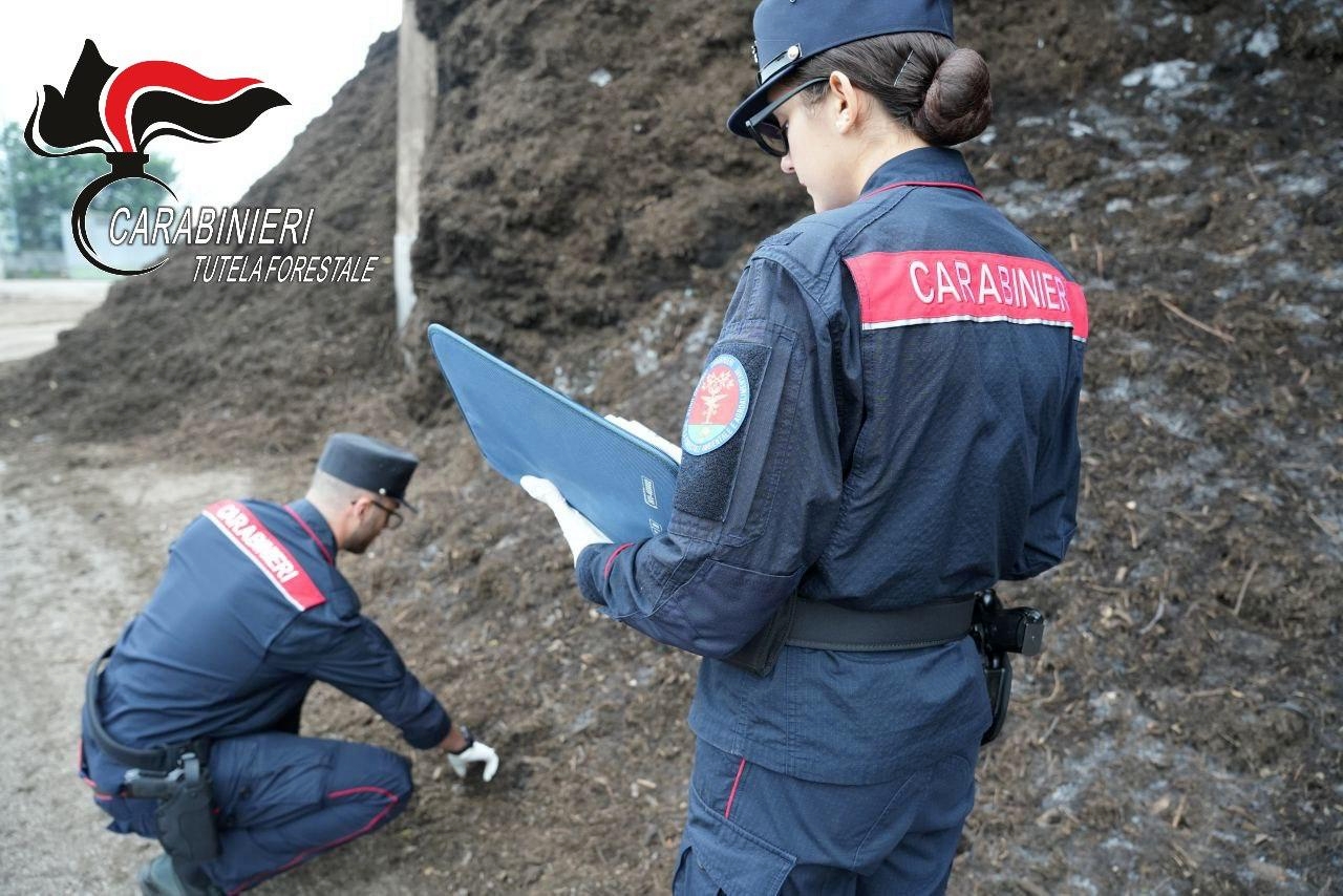 Un momento degli accertamenti durante le operazioni di sequestro