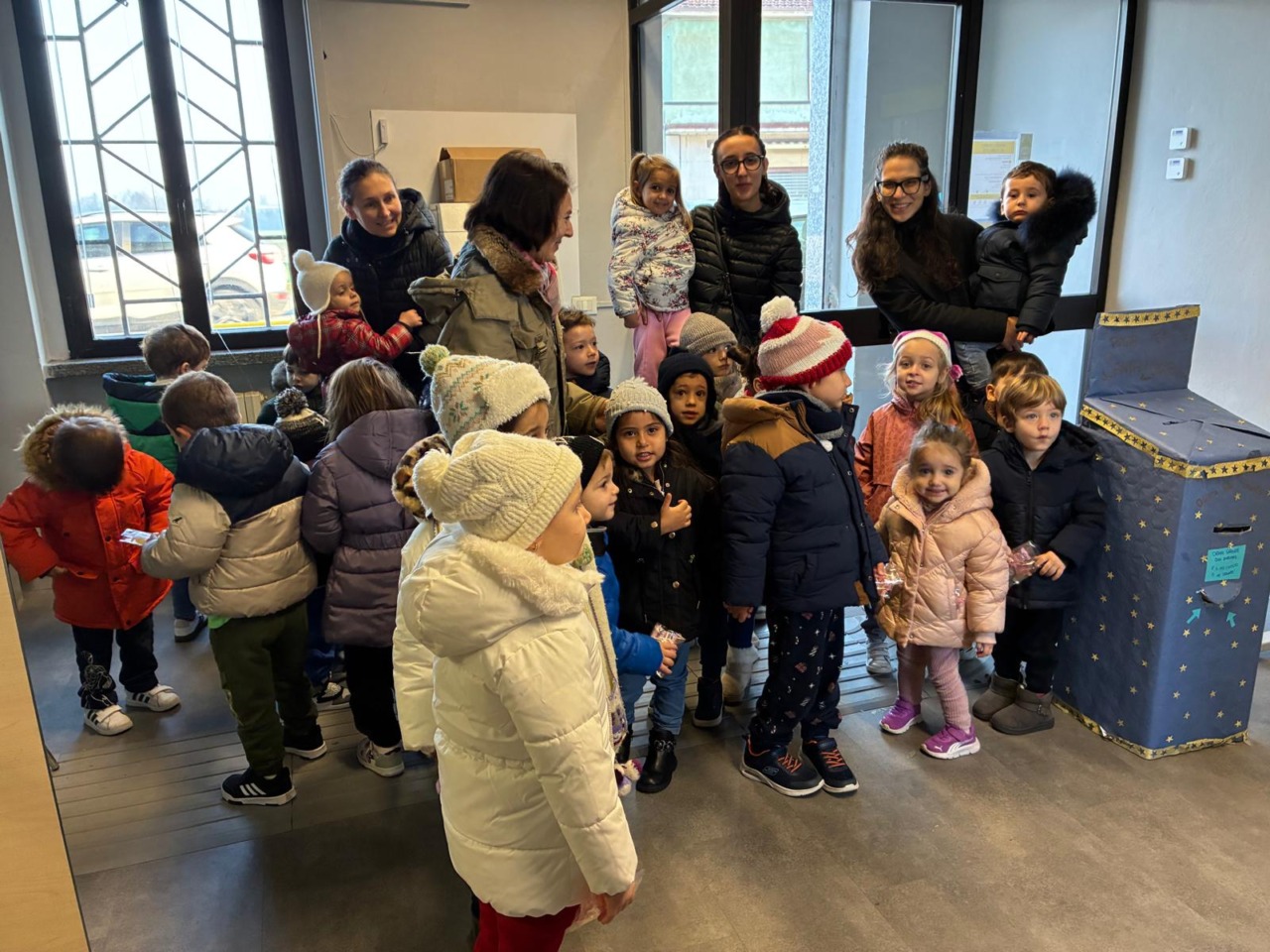 I bambini di Mairano consegnano le letterine di Santa Lucia all’Ufficio Postale