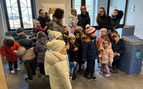 I bambini di Mairano consegnano le letterine di Santa Lucia all’Ufficio Postale