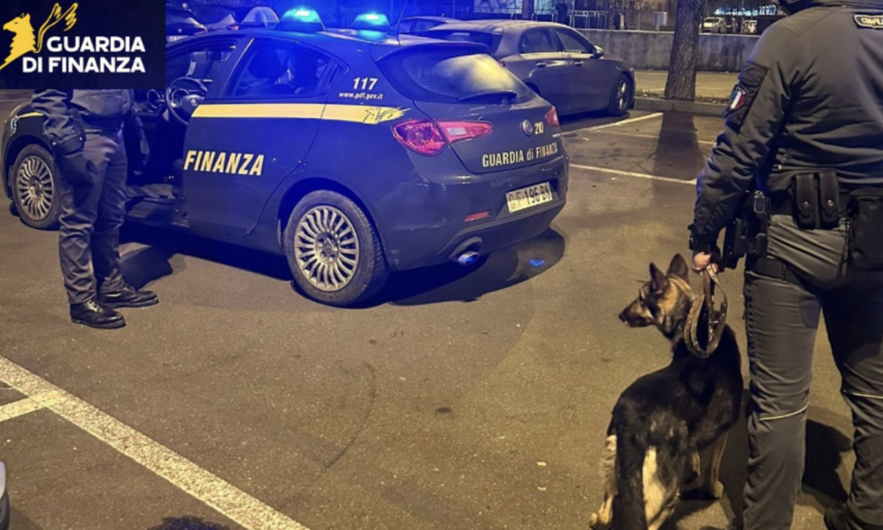 Controlli a tappeto della Finanza di Lodi: sequestrati hashish e 410mila addobbi natalizi non a norma