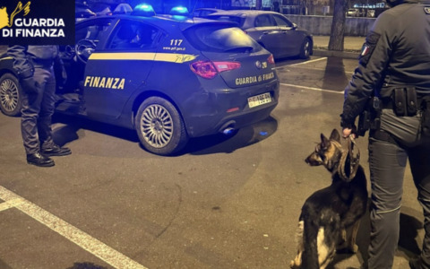 Controlli a tappeto della Finanza di Lodi: sequestrati hashish e 410mila addobbi natalizi non a norma