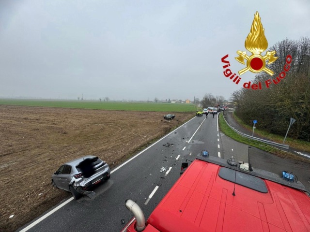 Schianto frontale tra auto e mezzo pesante a Senna Lodigiana: grave 54enne